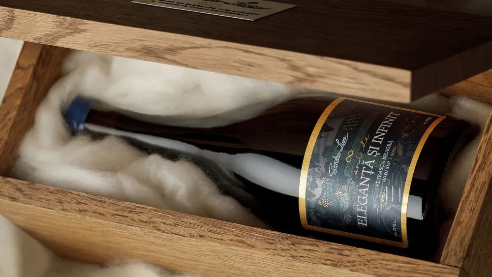 Sticlă de vin Eleganță și Infinit într-o cutie de lemn